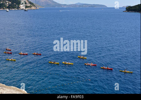 Kayak dans la mer Adriatique près de Dubrovnik, Croatie. Banque D'Images