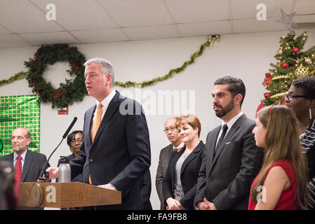 Brooklyn, États-Unis. Dec 23, 2015. Le maire Bill De Blasio a rejoint avec Ressources humaines Administration Commissaire Steven Banks et président-directeur général de gagner -- les "femmes dans le besoin' réseau d'abris -- Le Président du Conseil de l'ancienne ville Christine Quinn pour distribuer des cadeaux à un établissement de logements familiaux dans East New York. Credit : Albin Lohr-Jones/Pacific Press/Alamy Live News Banque D'Images