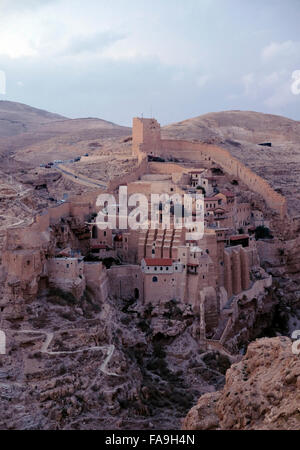 Vue sur le monastère grec-orthodoxe de la laure de la Sainte de Saint Sabbas, connu en syriaque comme Mar Saba dans le désert de Judée ou de Judée Cisjordanie Israël Banque D'Images