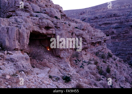 Allumer des bougies illuminant petites grottes près de Mar Saba Saba Mar Monastère durant la journée dans le désert de Judée ou de Judée Cisjordanie Israël Banque D'Images