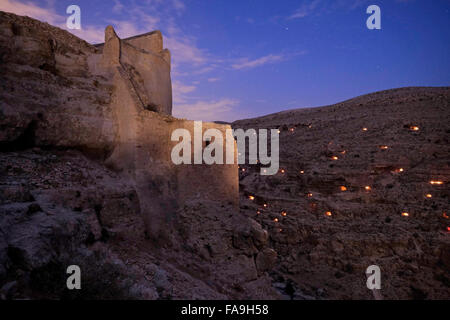 Allumer des bougies illuminant petites grottes près de Mar Saba Saba Mar Monastère durant la journée dans le désert de Judée ou de Judée Cisjordanie Israël Banque D'Images