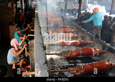 Manille, Philippines. Le 24 décembre, 2015. Filipino troupeau aujourd'hui à Manille Quiapo à acheter au magasin Jambon Cook Excelente pour la célébration de l'Noche-Buena. Ils peuvent choisir parmi un ensemble de ham ce coût pour le début de 1200 jusqu'à 4 000 pesos chacun et dans le budget espagnol concerné ils vendent aussi un morceau de jambon qui étaient vendus à tous les grammes et il dépend de la saveur du jambon. Credit : Gregorio B. Dantes/Pacific Press/Alamy Live News Banque D'Images