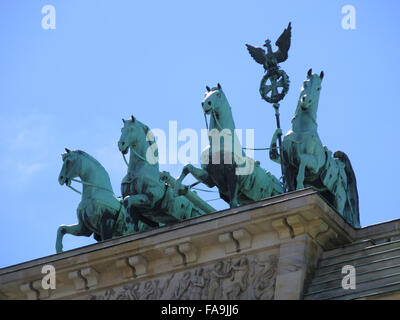 Détail de la porte de Brandebourg et le Quadriga statue en bronze. Banque D'Images