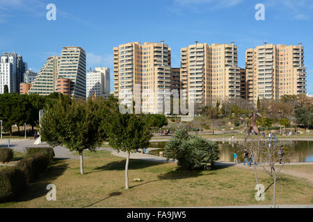 Tour de blocs modernes de bureaux et immeubles à côté des jardins de la Turia à Valence, en Espagne. Avec les gens dans les jardins. Banque D'Images