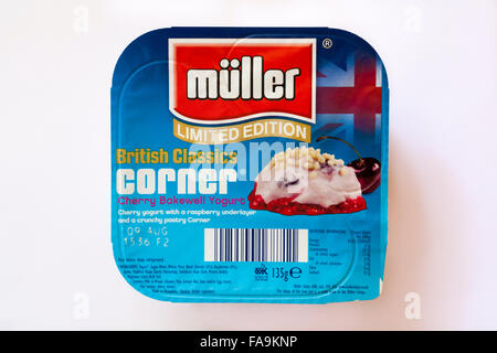 Pot de Müller limited edition corner British Classics Bakewell Cerise Yaourt isolé sur fond blanc - yaourt Banque D'Images