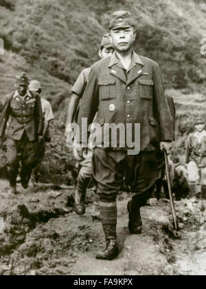 Tomoyuki Yamashita (1885-1946), général de l'Armée Impériale Japonaise et son personnel à pied sur le sentier aux forces américaines dans le nord de Luzon. Du 29 octobre au 7 décembre 1945, un tribunal militaire américain à Manille a essayé général Yamashita pour crimes de guerre liés à la massacre de Manille et de nombreuses atrocités dans les Philippines et Singapour. La cour a conclu Yamashita a été reconnu coupable et condamné à mort. Photographie prise en septembre 1945 après son abandon. Banque D'Images