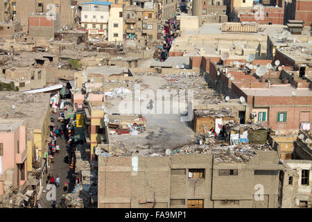 Le Caire, Égypte. Le 24 décembre, 2015. Maisons et mosquées du Caire fatimide de haut. Le Caire, Égypte, capitale tentaculaire est situé sur le Nil. En son cœur est la place Tahrir et du Musée égyptien, un vaste trésor des antiquités dont le royal momies et artefacts de Toutankhamon Roi doré. À proximité, Gizeh est l'emplacement de l'emblématique Pyramides et Sphinx, datant du 26e siècle avant notre ère. Dans l'île de Gezira feuillus du quartier de Zamalek, 187m Tour du Caire offre une vue panoramique sur la ville. © Fayed El-Geziry/Pacific Press/Alamy Live News Banque D'Images