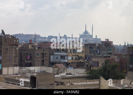 Le Caire, Égypte. Le 24 décembre, 2015. Maisons et mosquées du Caire fatimide de haut. Le Caire, Égypte, capitale tentaculaire est situé sur le Nil. En son cœur est la place Tahrir et du Musée égyptien, un vaste trésor des antiquités dont le royal momies et artefacts de Toutankhamon Roi doré. À proximité, Gizeh est l'emplacement de l'emblématique Pyramides et Sphinx, datant du 26e siècle avant notre ère. Dans l'île de Gezira feuillus du quartier de Zamalek, 187m Tour du Caire offre une vue panoramique sur la ville. © Fayed El-Geziry/Pacific Press/Alamy Live News Banque D'Images