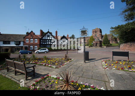 Village de Thornton Hough, Cheshire, Angleterre. Vue pittoresque de Thornton Hough avec St George's Church dans l'arrière-plan. Banque D'Images