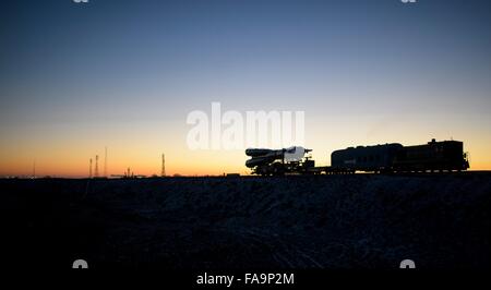 Le vaisseau Soyouz TMA-19M est déployée à l'aire de lancement par le train au lever du soleil le 13 décembre 2015 à Baïkonour, au Kazakhstan. La fusée est prévue pour soulever le 15 décembre avec les membres d'équipage commandant de Soyouz Youri Malenchenko, astronaute américain Tim Kopra et la Grande-Bretagne Tim Peake de l'ESA pour un séjour de six mois à bord de la Station spatiale internationale. Banque D'Images