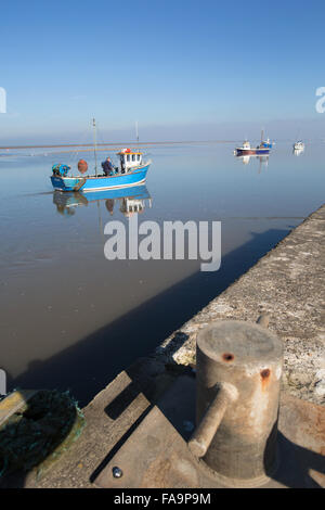 Péninsule de Wirral, L'Angleterre. Vue pittoresque des petits bateaux de pêche sur la rivière Dee, près des côtes de Meols. Banque D'Images