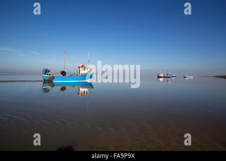 Péninsule de Wirral, L'Angleterre. Vue pittoresque des petits bateaux de pêche sur la rivière Dee, près des côtes de Meols. Banque D'Images