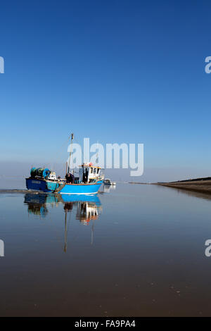 Péninsule de Wirral, L'Angleterre. Vue pittoresque des petits bateaux de pêche sur la rivière Dee, près des côtes de Meols. Banque D'Images