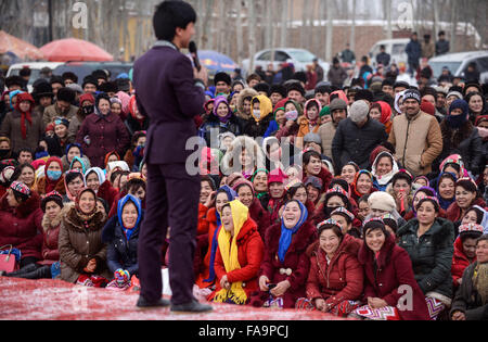 Kashgar, la Région Autonome Uygur du Xinjiang. 25Th Dec 2015. Les gens regardent un spectacle divertissant de Kashgar, dans la région autonome Uygur du Xinjiang, le 17 décembre 2015. © Wang Fei/Xinhua/Alamy Live News Banque D'Images