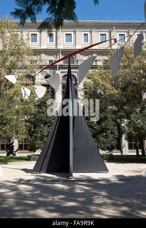 Calder Sculpture dans le jardin Sabatini au Musée Reina Sofia de Madrid Espagne Banque D'Images