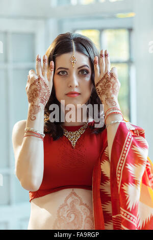 Femme indienne photo sur les mains, mehendi tradition décoration Banque D'Images