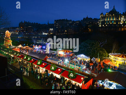 Edinburgh's célèbre Marché de Noël Européen Banque D'Images