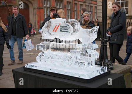 Sculpture sur glace du Scotsman volant sur la piste de glace en hiver York North Yorkshire Angleterre Royaume-Uni GB Grande-Bretagne Banque D'Images