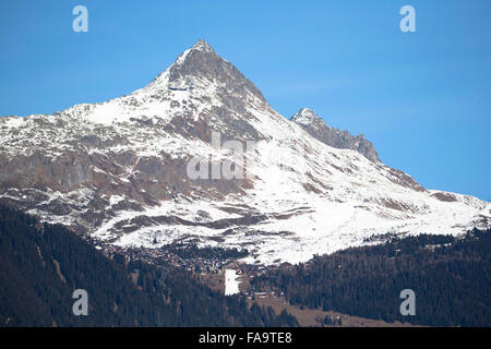 Riederalp, Suisse. 24 Décembre, 2015. Il y a un manque de neige dans les domaines de ski de la Suisse. Les pentes sont créés avec de la neige artificielle pour attirer des touristes et de réduire la perte économique. Credit : Dominic Steinmann/Alamy Live News Banque D'Images