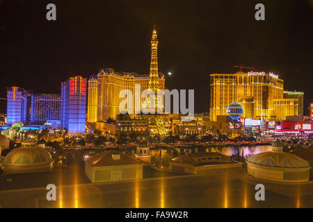 Vue de la nuit de la danse fontaines du Bellagio et la réplique de la Tour Eiffel de Paris Las Vegas Resort à Las Vegas, Nevada, USA Banque D'Images