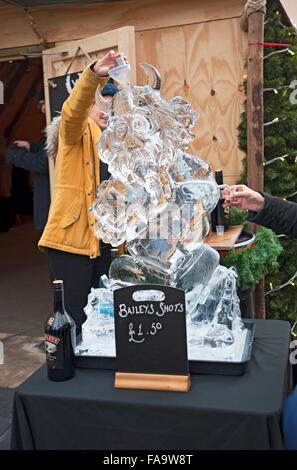 Sculpture sur glace d'un Viking sur la piste de glace en hiver York North Yorkshire Angleterre Royaume-Uni GB Grande-Bretagne Banque D'Images