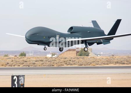 La surveillance terrestre de l'Alliance de l'OTAN Première version du drone Global Hawk drone avion atterrit après le premier vol depuis le 19 décembre 2015 Palmdale à Edwards Air Force Base, en Californie, l'achèvement de son premier vol. Le vol d'essai a marqué le début de six mois de tests au sol et aéroportées à Edwards AFB avant que l'avion est envoyé à sa nouvelle maison à Sigonella, en Italie. Banque D'Images