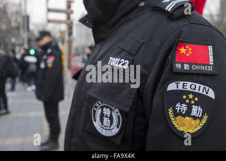 Beijing, Chine. Le 24 décembre, 2015. Les responsables américains et britanniques disent qu'un système d'information des menaces possibles contre des Occidentaux en ont reçu aujourd'hui à Sanlitun. La police de Beijing ont publié une alerte de sécurité jaune dans la ville, et la police armée a été utilisée en dehors des centres commerciaux. © Jiwei Han/ZUMA/Alamy Fil Live News Banque D'Images