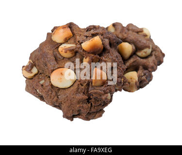 Les cookies au chocolat avec noix macadamia isolé sur fond blanc Banque D'Images