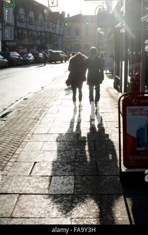 Stratford-upon-Avon, Warwickshire, Royaume-Uni. 24 déc embre 2015. La veille de Noël shoppers projettent de grandes ombres dans High Street, Stratford-upon-Avon, Royaume-Uni. Banque D'Images