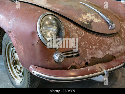 Vérone, Italie - CIRCA MAI 2015 : Détail de la vieille voiture rouillée allemand appelé 'beetle' pour être restauré. Banque D'Images