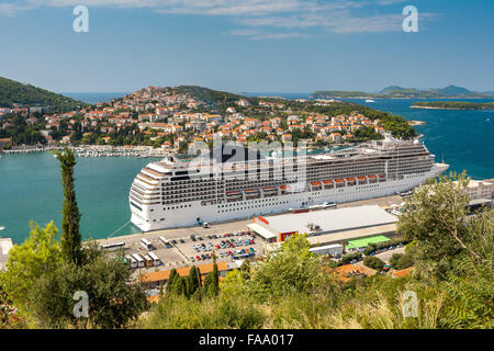 Dubrovnik, Croatie - 11 septembre 2009 : Le grand navire de croisière de la MSC Croisières dans la ville croate de Dubrovnik Banque D'Images