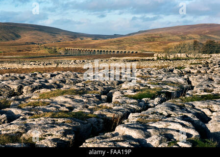 Batty Moss, alias Ribblehead Viaduc, supposer le lapiez au sud-ouest, Ingleton, North Yorkshire, UK. Banque D'Images