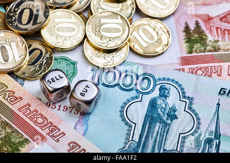 Pièces de monnaie, billets et rouble dés cubes. Selective focus Banque D'Images