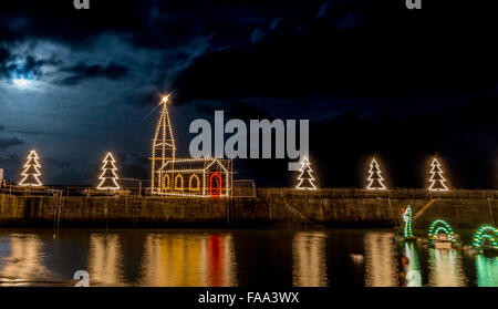 Mousehole, Cornwall, UK. 24 décembre 2015. Mousehole Harbour Lights, la veille de Noël. Crédit : Simon Maycock/Alamy Live News Banque D'Images