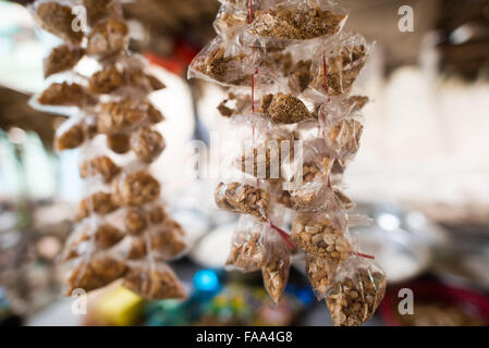 Myinkaba, Myanmar — des vendeurs locaux exposent des produits frais et des marchandises au marché du matin dans le village de Myinkaba, près de Bagan, Myanmar. Des fruits colorés, des légumes et des aliments traditionnels bordent des stands de fortune le long de la rue. Banque D'Images