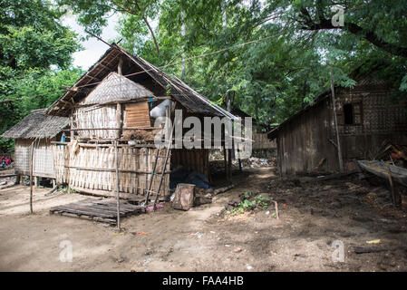 Bamboo House Myinkaba Village Myanmar // Bamboo House in Myinkaba Village près de Bagan Myinkaba, Myanmar — des vendeurs locaux exposent des produits frais et des produits au marché du matin dans le village de Myinkaba, près de Bagan, Myanmar. Des fruits colorés, des légumes et des aliments traditionnels bordent des stands de fortune le long de la rue. Banque D'Images