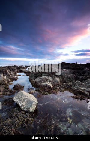 Coucher de soleil sur la plage de rochers à Portwrinkle Crafthole Cornwall UK Banque D'Images