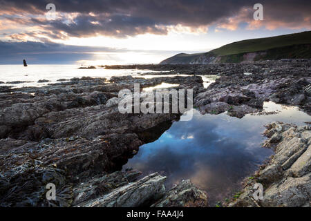 Coucher de soleil sur la plage de rochers à Portwrinkle Crafthole Cornwall UK Banque D'Images