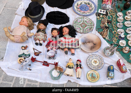 Les biens d'occasion en vente au marché aux puces El Rastro de Madrid dimanche Banque D'Images