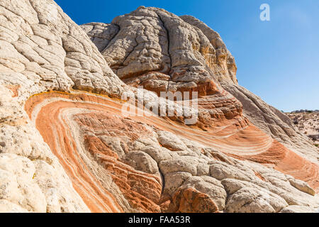 En courbe et sinueuse rocks dans l'unique et à distance des formations de roche poche blanc à Vermillion Cliffs National Monument en Arizona Banque D'Images