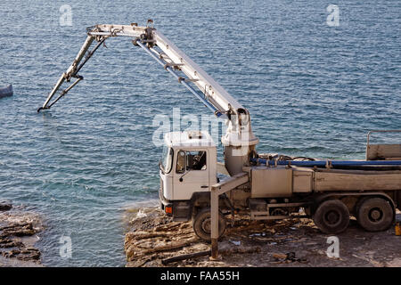 Ligne de pompage de béton sur chantier sous la mer Banque D'Images