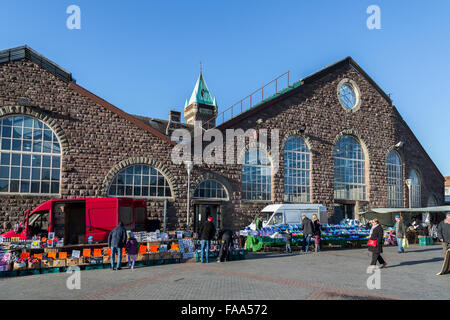 Commerçants vendant des cars à l'extérieur de la halle le jour du marché, Galles, Royaume-Uni Banque D'Images