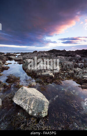 Coucher de soleil sur la plage de rochers à Portwrinkle Crafthole Cornwall UK Banque D'Images