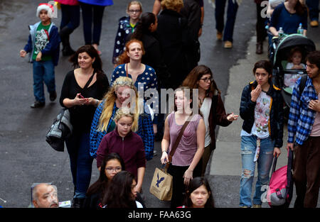 New York, USA. Le 24 décembre, 2015. Les touristes à pied à Times Square à New York, États-Unis, le 24 décembre, 2015. La ville de New York avait son réveillon de Noël le plus chaud jamais enregistré lorsque la température atteint 72 degrés Fahrenheit (22 degrés Celsius), jeudi. Credit : Wang Lei/Xinhua/Alamy Live News Banque D'Images