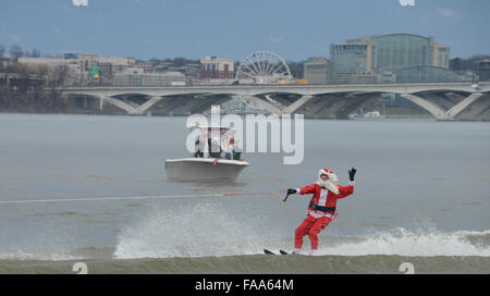 Washington, DC, USA. Le 24 décembre, 2015. Un acteur déguisé en Père Noël effectue lors de la 30e manifestation régionale pour la célébration de Noël appelé 'Water-Skiing Santa' à Alexandria, en Virginie, aux États-Unis, le 24 décembre 2015. Credit : Jiao Min/Xinhua/Alamy Live News Banque D'Images