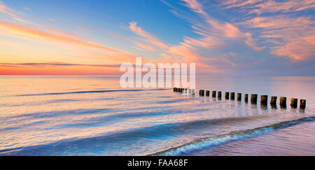 La mer Baltique mer plage au coucher du soleil, la Poméranie, Pologne