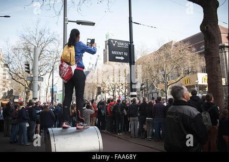 Rotterdam, aux Pays-Bas. Le 04 Avr, 2015. Les participants courent sur le pont Erasme de Rotterdam pendant la Marathon. Credit : Romy Arroyo Fernandez/Alamy Banque D'Images