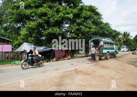 Myinkaba, Myanmar — des vendeurs locaux exposent des produits frais et des marchandises au marché du matin dans le village de Myinkaba, près de Bagan, Myanmar. Des fruits colorés, des légumes et des aliments traditionnels bordent des stands de fortune le long de la rue. Banque D'Images