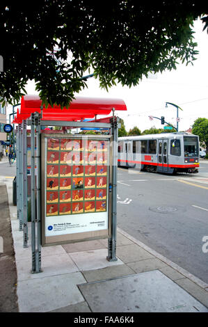 Une fine art quilt par Mme Fannie B. Shaw est reproduit sur une publicité de plein air kiosque dans un abri bus à San Francisco au cours de l'art partout. Banque D'Images