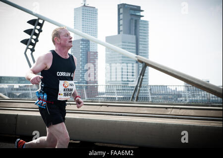 Rotterdam, aux Pays-Bas. Le 04 Avr, 2015. Les participants courent sur le pont Erasme de Rotterdam pendant la Marathon. Credit : Romy Arroyo Fernandez/Alamy Banque D'Images